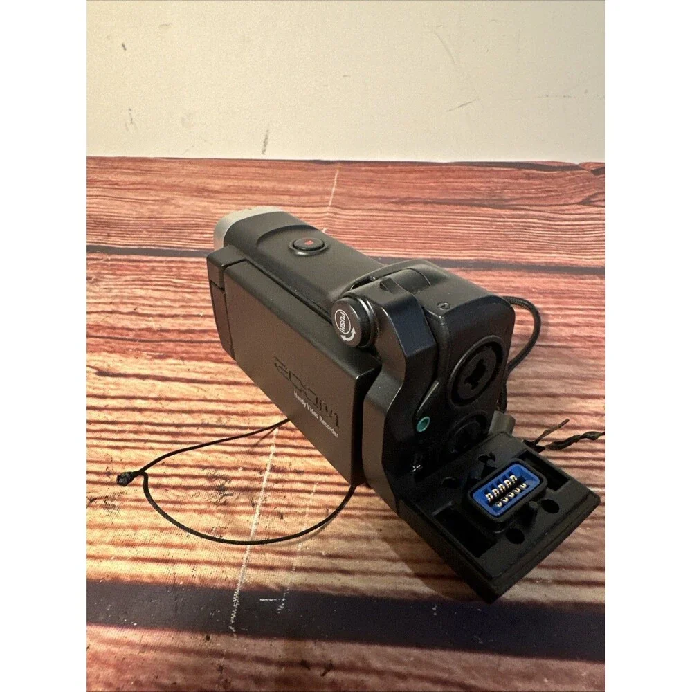 Zoom Q8 handy video recorder W/ Battery - WORKING